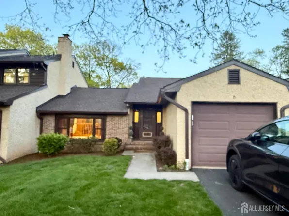 8 Teaberry Dr, Edison, NJ 08820