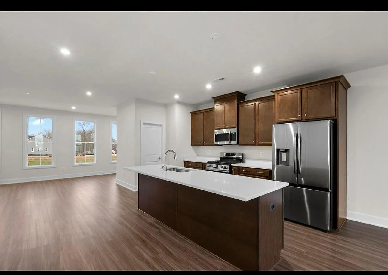 3 bed, 2366 sqft, $2,350 — Photo 2