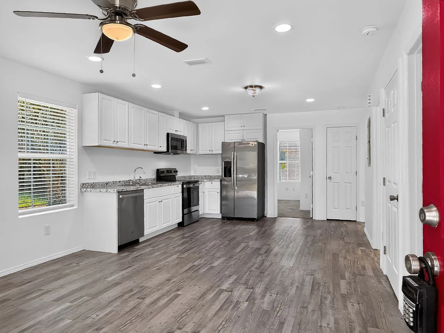 Bright & Spacious 3-Bedroom Home in St. Nicholas Area! — Photo 4