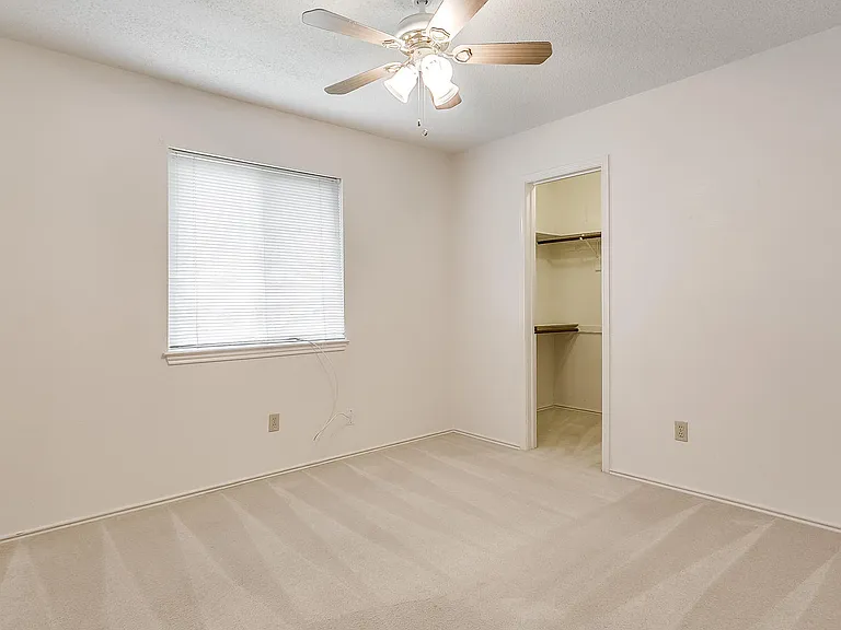 808 Sandhurst Dr — Photo 21