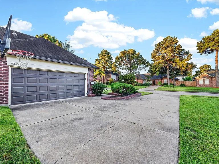 18610 Autumn Hills Dr — Photo 8