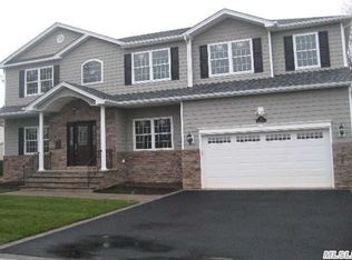 98 Southwood Cir, Syosset, NY 11791