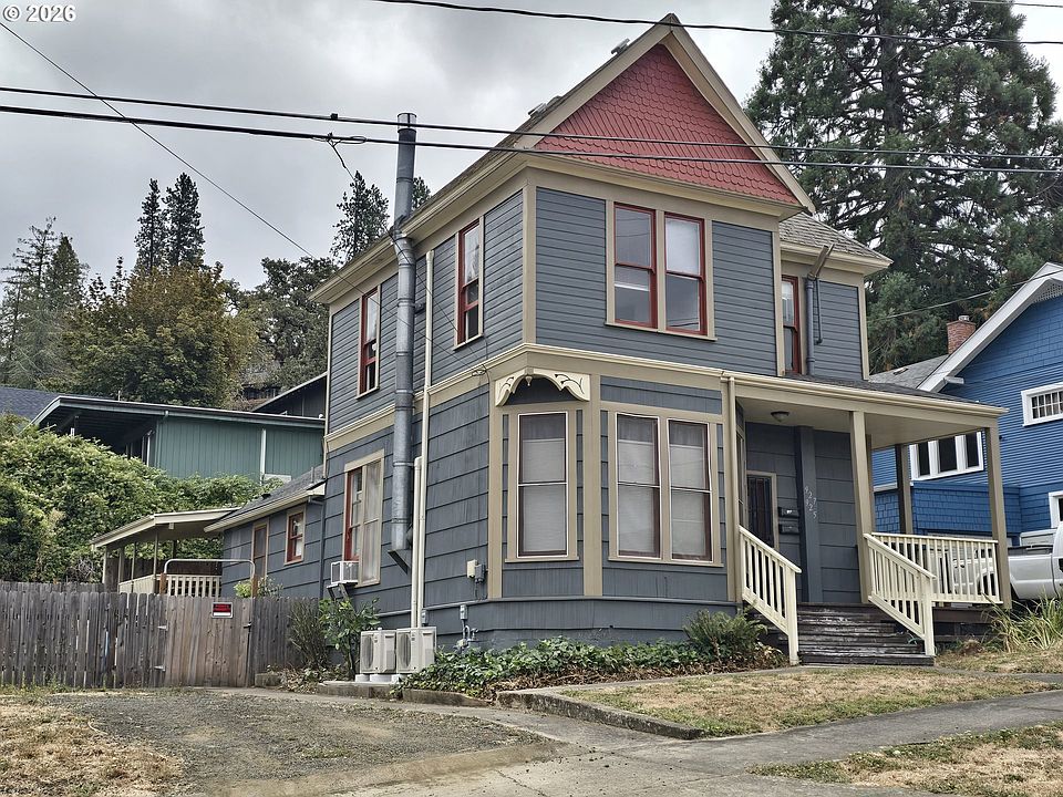 1st image of 925 SE Main St