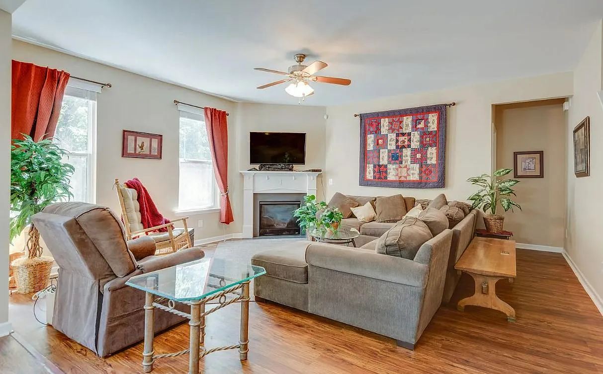 4 bed, 2704 sqft, $2,795 — Photo 4