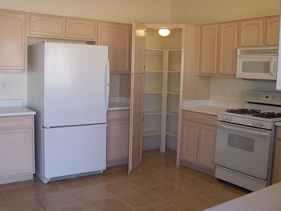 All appliances! Pantry!