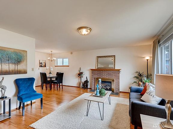 Open flowing floor plan living to dining area open to the second large family room