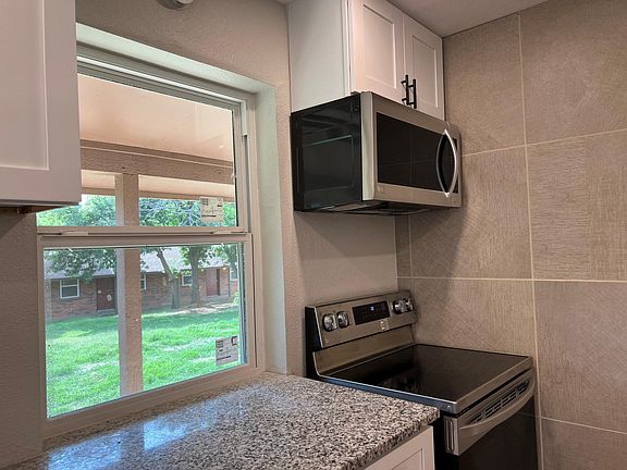 Stainless Appliances, Eat-In/Work-At Bar height stool counter