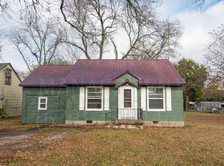 807 E 4th St, Altamont, KS 67330