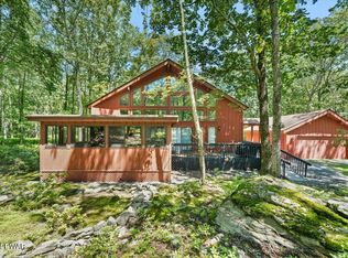 226 Maple Ridge Dr, Lords Valley, PA 18428