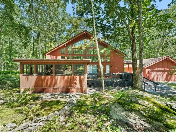 226 Maple Ridge Dr, Lords Valley, PA 18428