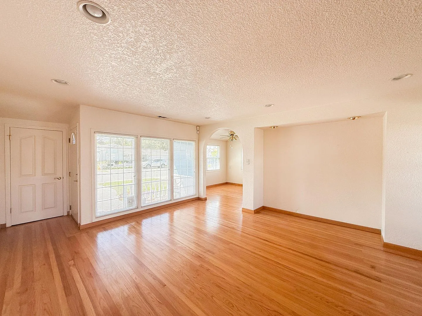 Bright 2 Bed 1 Bath Single-Story Home in Castro Valley's Baywood Neighborhood — Photo 2