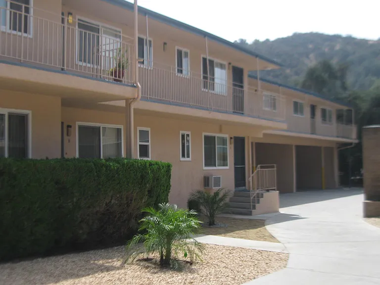 2038 E Chevy Chase Dr #B — Photo 18