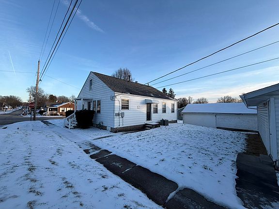 3rd image of 932 Headley St