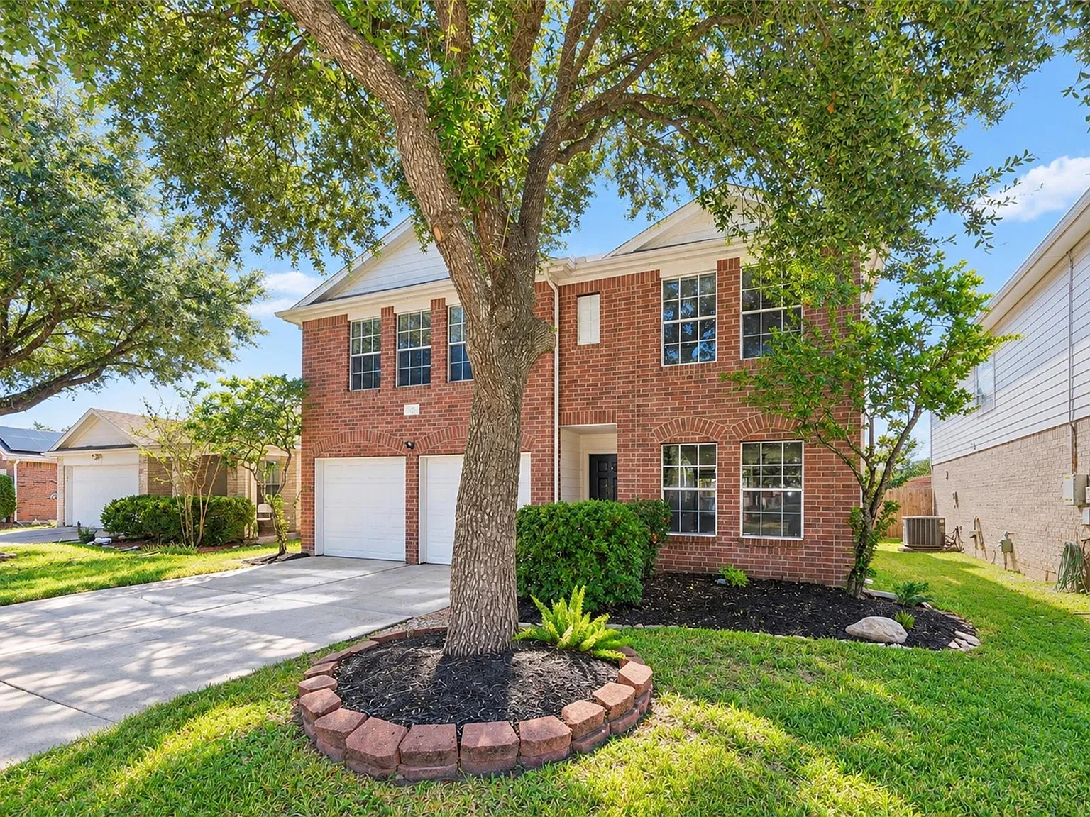 4 bed, 2.5 bath, 2565 sqft, $2,300 — Photo 2