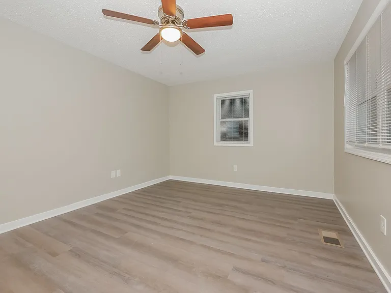 1768172_020_living_room_13322794.jpg