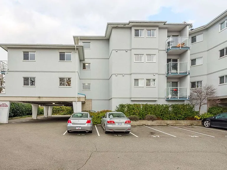 3234 Quadra St — Photo 5