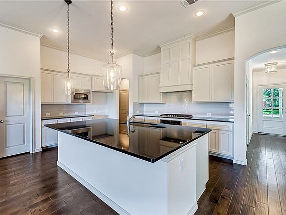 2nd image of 3832 Englewood Ln