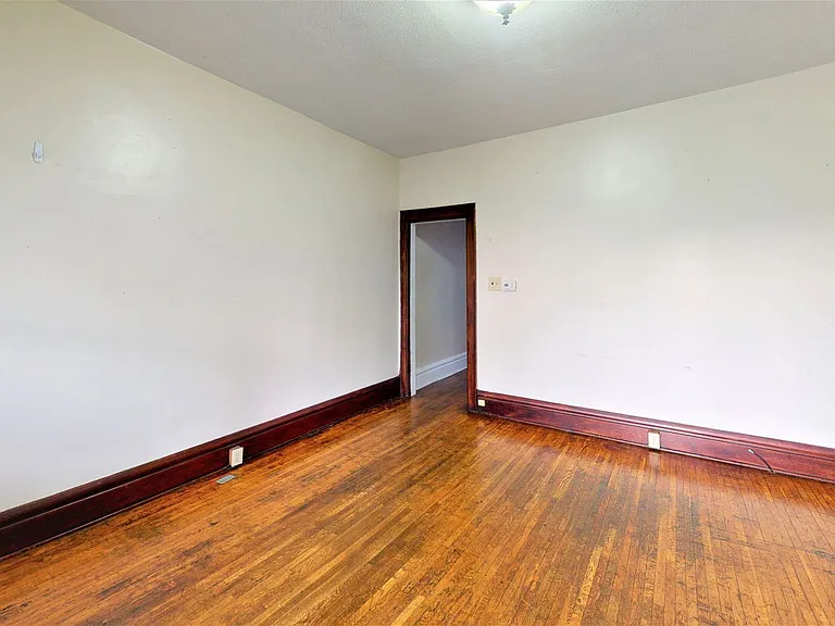 1482 Summit St — Photo 6