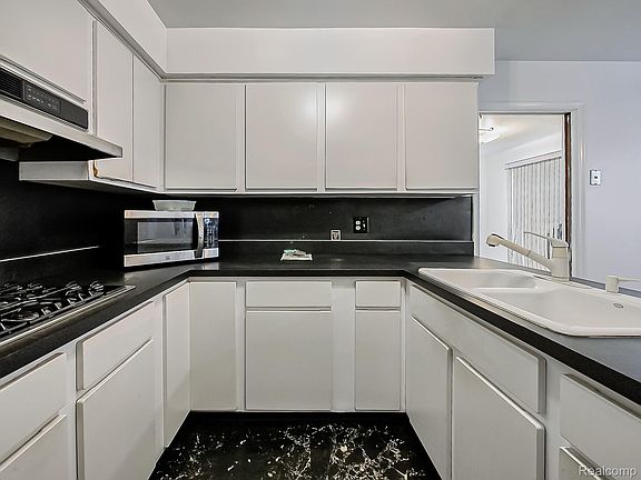 5th image of 22604 Fargo St
