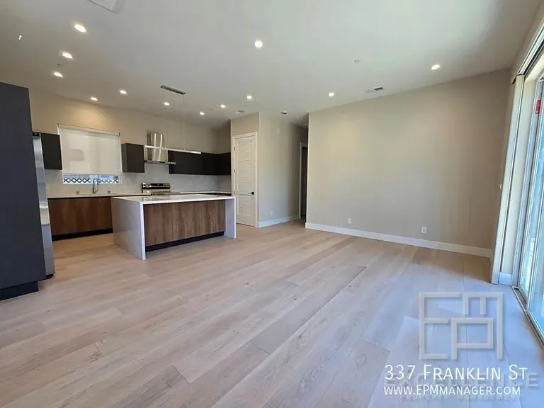 337 Franklin St — Photo 2