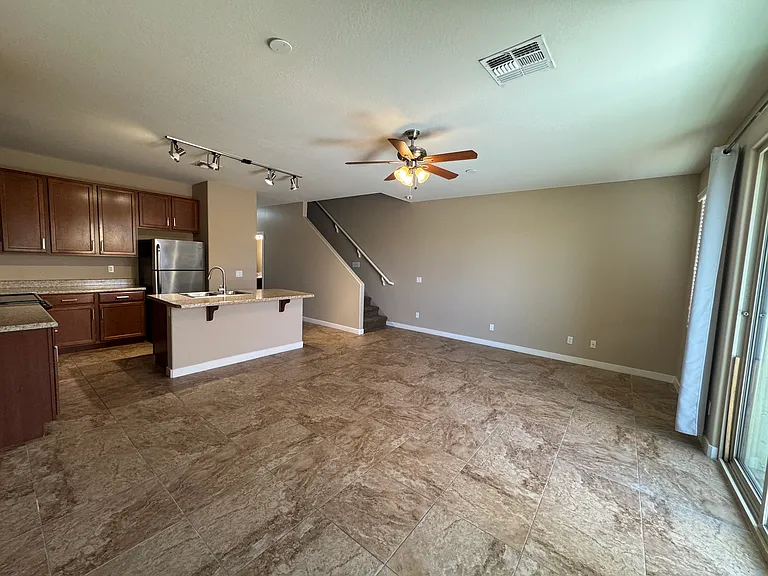 1147 E Cedar St — Photo 6
