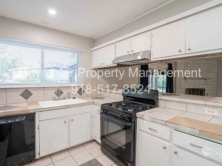 205 E Marshall St — Photo 9