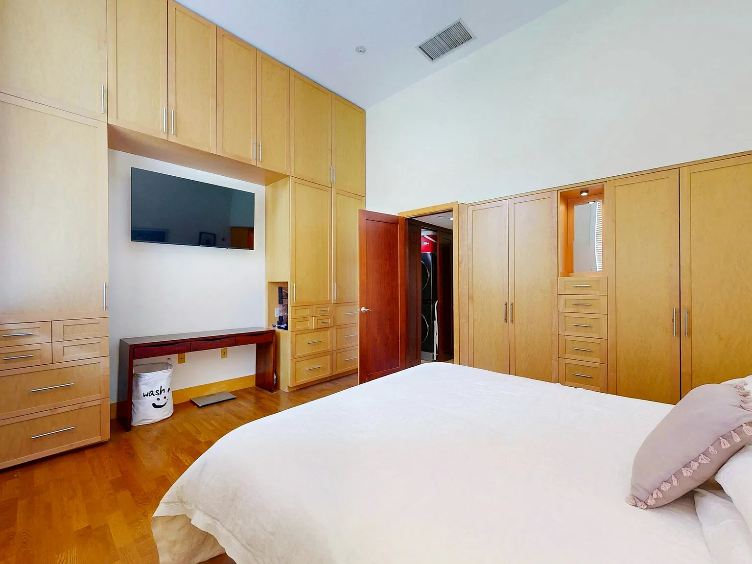 2 bed, 1300 sqft, $7,950 — Photo 1