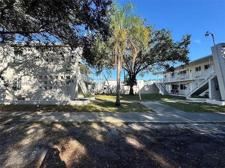 251 Hibiscus Dr #4 — Photo 7