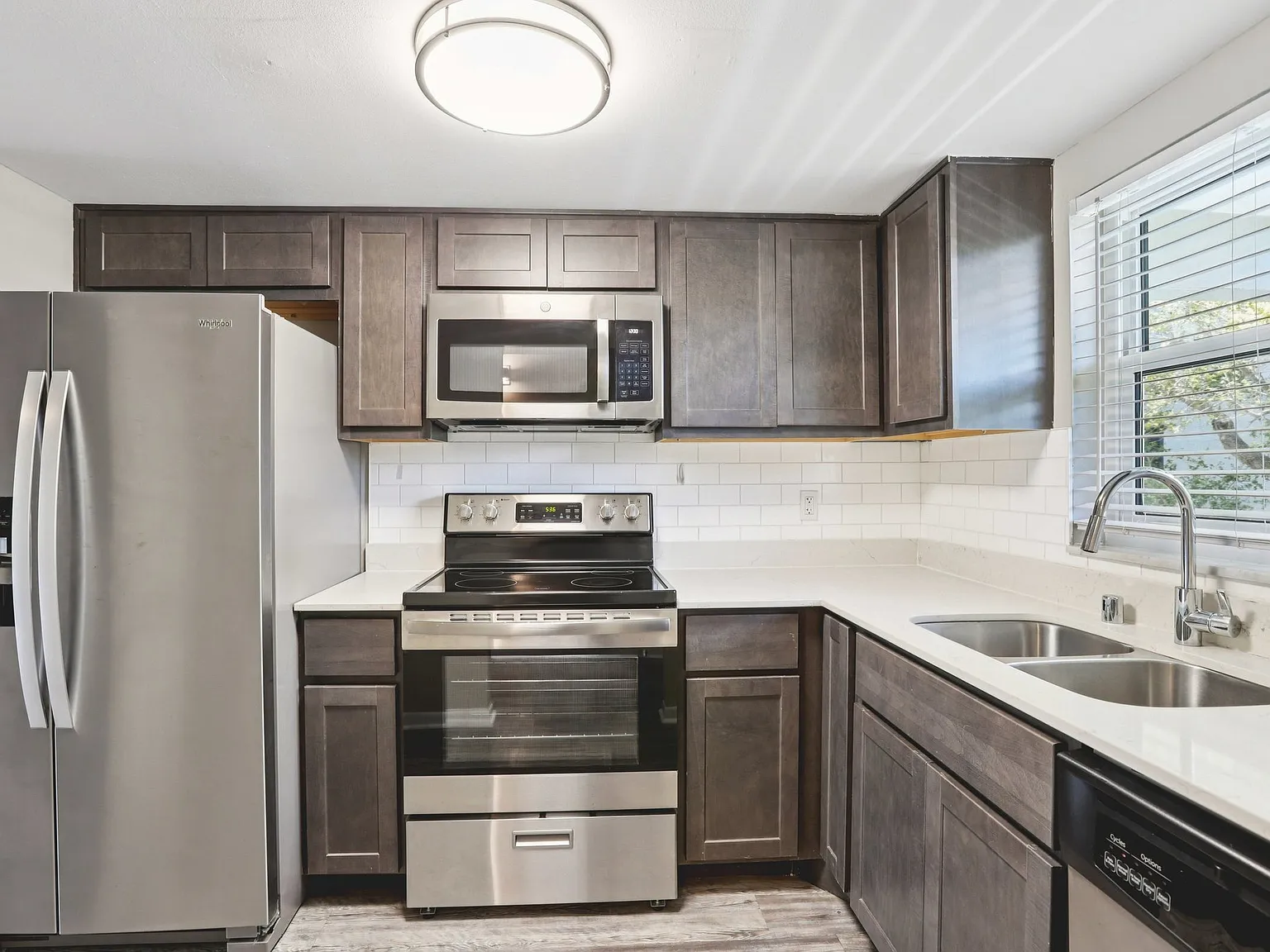 Sand Cove Apartments — Photo 3