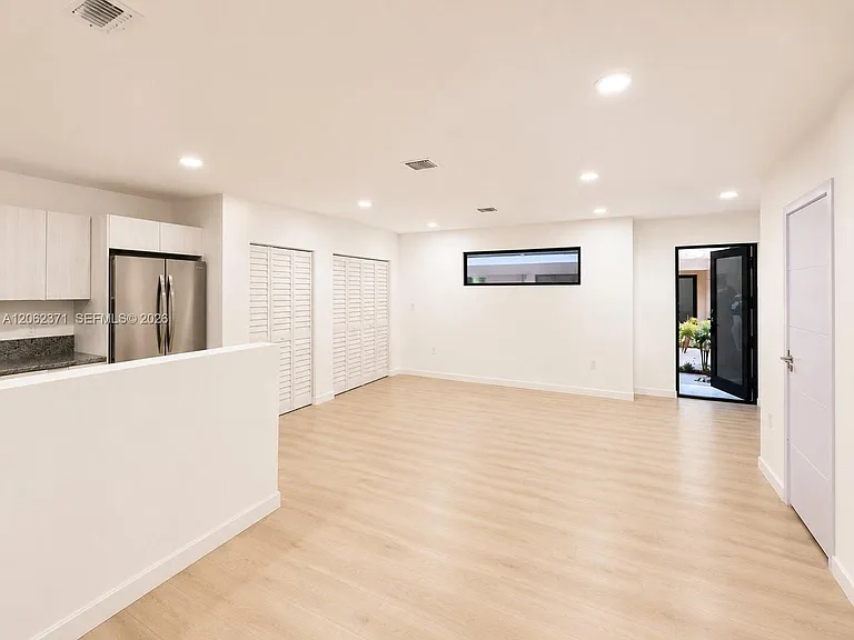 552 NW 7th St #6 — Photo 8