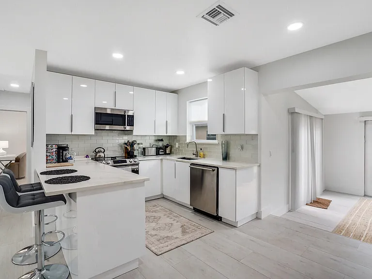 340 Summa St — Photo 9