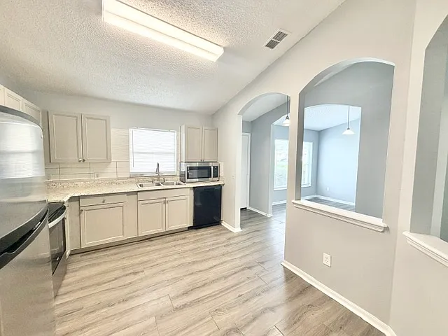 1081 Leeward Dr — Photo 5