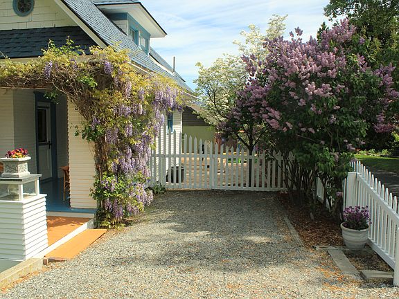 3rd image of 805 Woodward Dr