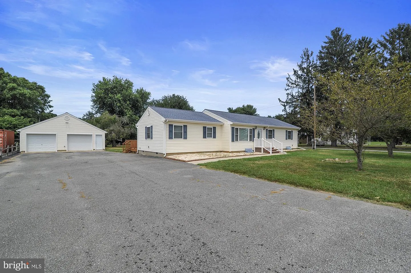 2272 Forrest Ave photo 1