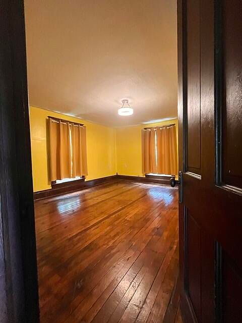 1st image of 24 Lloyds Ln