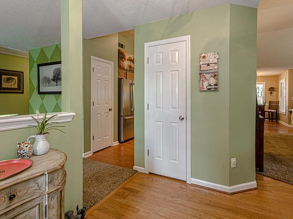 3rd image of 4096 Hubert Dr NE