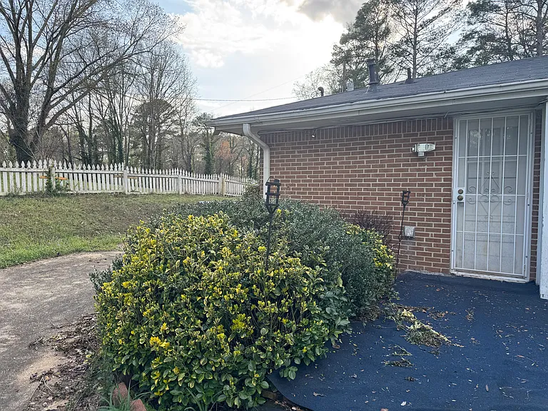 1311 White Oak St SE — Photo 3