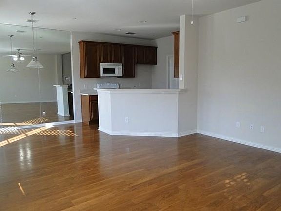 4th image of 8715 Manhattan Ave