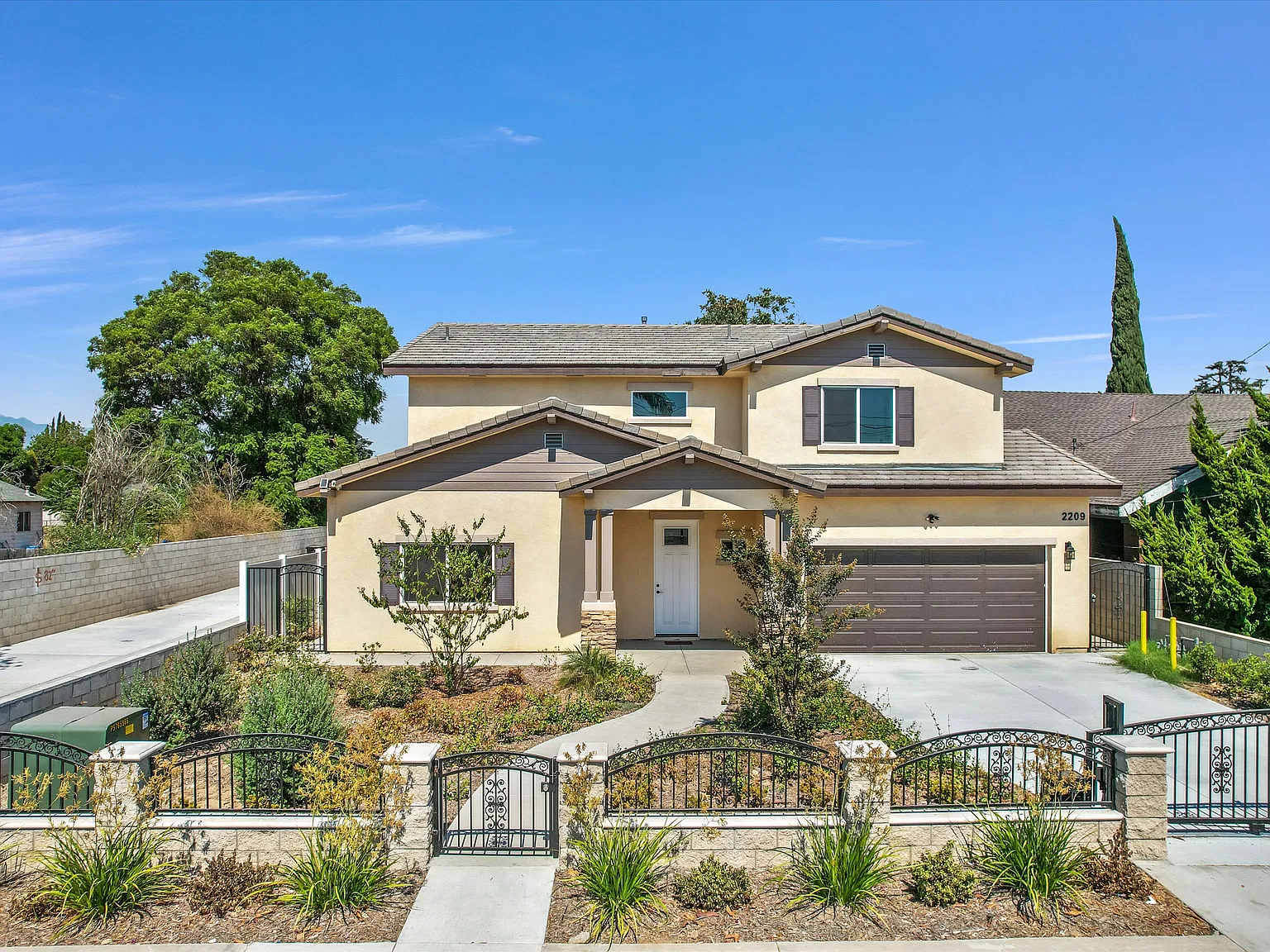 4 bed, 4.5 bath, 2556 sqft, $5,300 — Photo 1