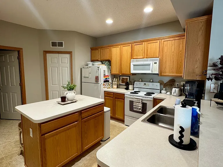 12215 Urbank St NE #G — Photo 3