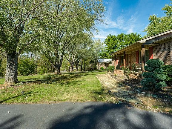 4th image of 896 Greenwood Dr
