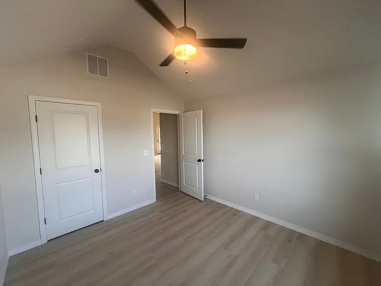 648 W Brook Hollow Rd — Photo 15