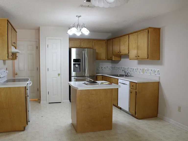 546 Oak Creek Rd — Photo 2