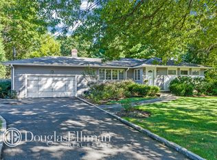 32 Crestwood St, Syosset, NY 11791