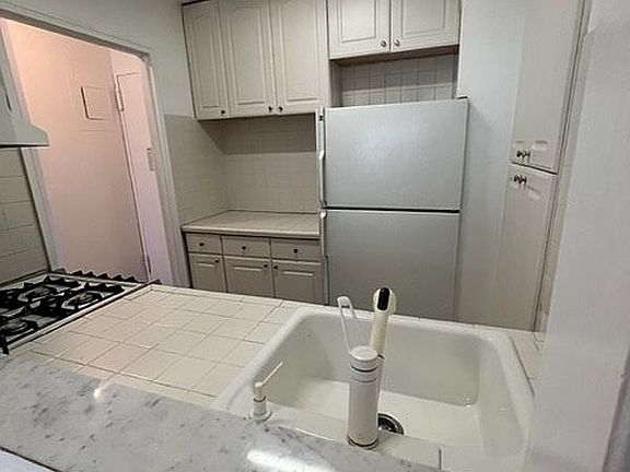 5th image of 301 E 79th St APT 12K