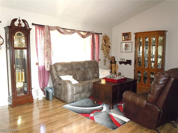 2nd image of 128 E 192nd St