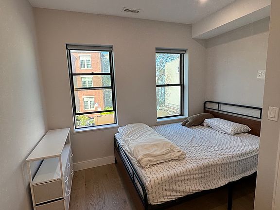 4th image of 173 Maverick St #2