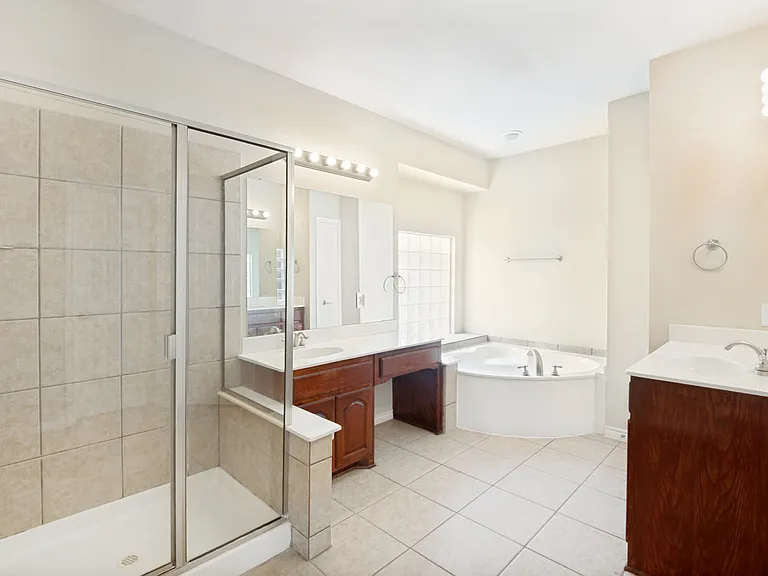 11800 Pondview Ln — Photo 32