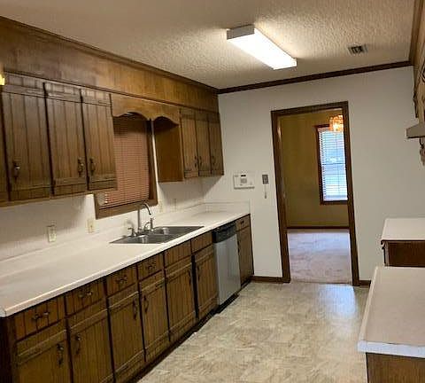 4th image of 2310 Camden Cir