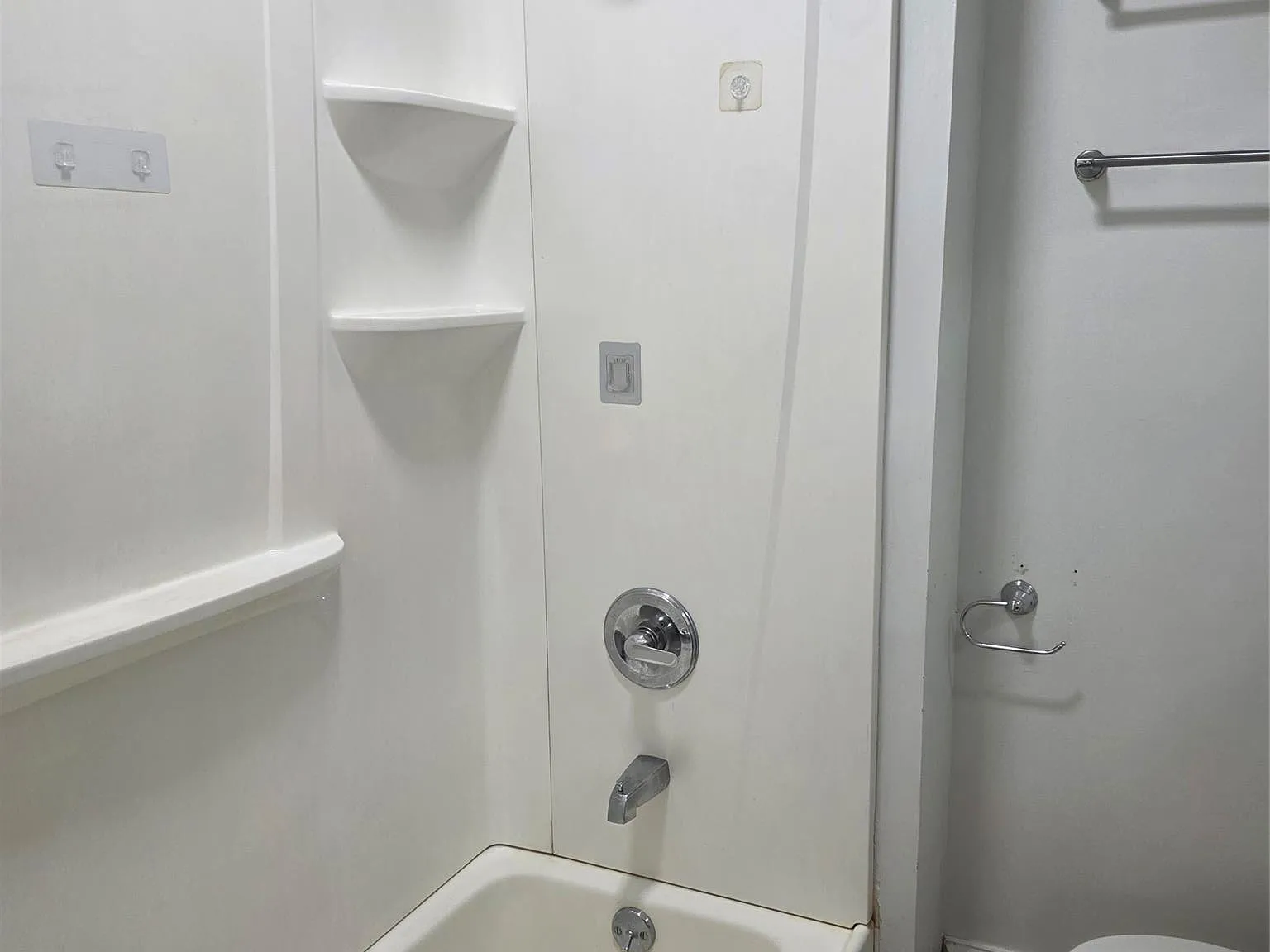3 bed, 1.0 bath, 2344 sqft, $2,500 — Photo 4